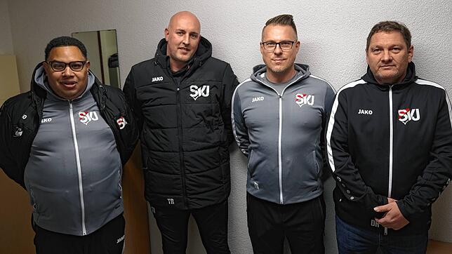 Zuversicht beim SV Jestetten: Sportchef Daniel Ramirez (rechts) begrüßt mit Athletiktrainer Jonathan Madera und Co-Trainer Michael Jauch ...