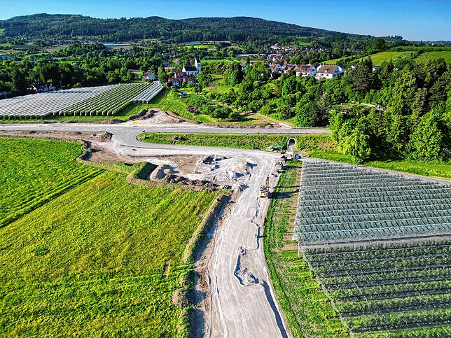 Bild 1: Drohnenflug über Riedheim: So sieht die gesperrte Müllstraße K7742 aus der Vogelperspektive aus