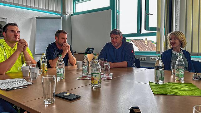 Dominik Haug, Jan Schmidt, Bauhofsleiter Markus Maurer und Bürgermeisterin Susen Katter (von links) bei dem Termin zur Zertifizierung ...