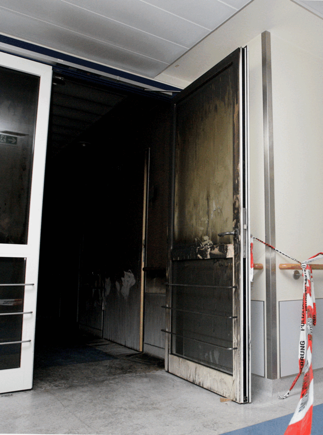 Bild 3: Blick auf Ebene G: So sah es am Konstanzer Klinikum kurz nach nach dem tödlichen Brand aus &ndash; und so heute