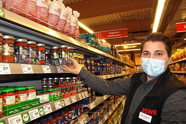 Wenn der Markt geschlossen ist, gehen noch nicht alle nach Hause. Hier füllt Ioannis Tsakiris die Regale auf.