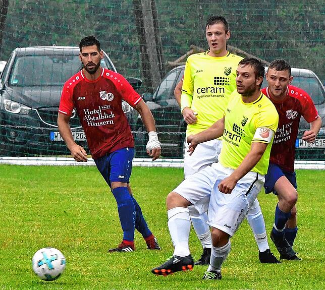 Fast historisch: Nicolas Berger (links, im Pokalspiel gegen den SV Eschbach) erzielte beim 1:0-Sieg gegen den SV Dogern in der ...