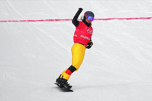 Ein versöhnlicher Abschluss: Die Bräunlingerin Jana Fischer freut sich über den Sieg im kleinen Finale im Snowboardcross (Mixed).