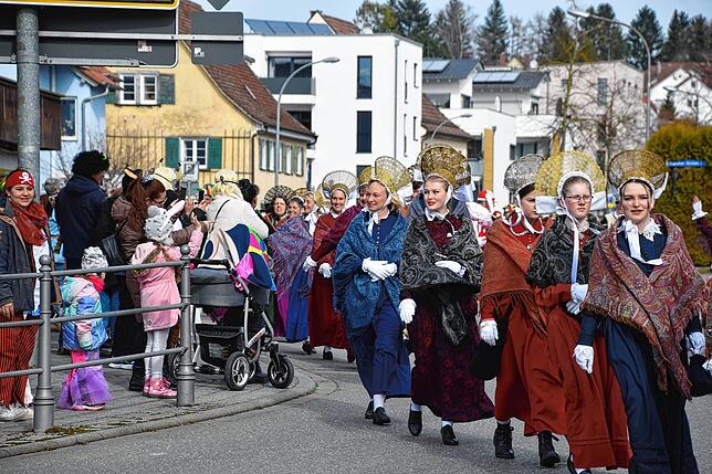 Bild 24: Bilder vom Narrenbaum-Umzug in Stockach mit Schaulustigen