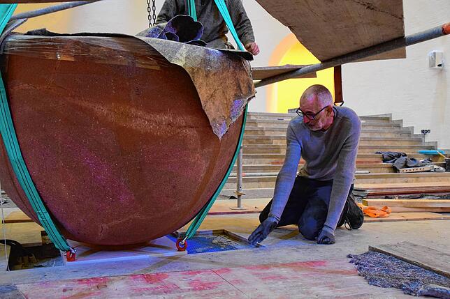 Bild 22: Uff, geschafft! Alle Bilder vom schweren Weg des 2,5 Tonnen schweren Altars in die Kirche St. Oswald