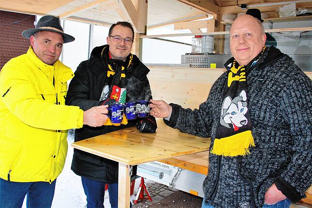 Stoßen auf ein gelungenes Wintererlebniswochende in Todtmoos an (von links) Volker Albiez vom Innenmarketing der Gemeinde, Bürgermeister ...