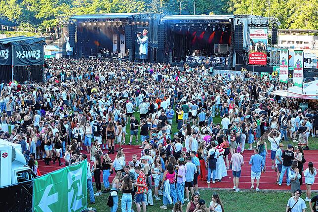 Bild 15: Festivalsommer startet – Fans feiern ausgelassen beim Campus-Festival