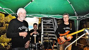 Die Combo Trilax rockt beim Kürnberger Gipfelhock. Foto: Edgar Steinfelder