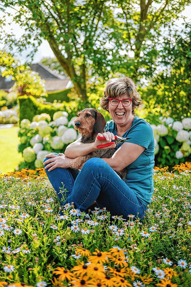 Dackel Tyson freut sich mit seiner Besitzerin über den schönen Garten.