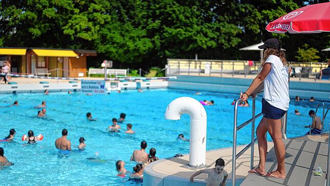 Das Wellenfreibad in Ailingen, hier ein Bild aus dem Badesommer 2020, ist ab Samstag, 13. Mai bei gutem Wetter wieder geöffnet.