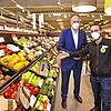 Bei der Eröffnung des Denns Biomarkts im Hüfinger Lindenpark unternimmt Bürgermeister Michael Kollmeier (links) gemeinsam mit ...