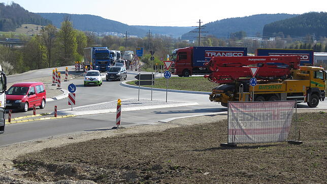 Seit Dezember ruhen die Arbeiten am Kreisverkehr der B 31 bei Kirchen-Hausen. Ursprünglich sollten die Arbeiten im Dezember ...