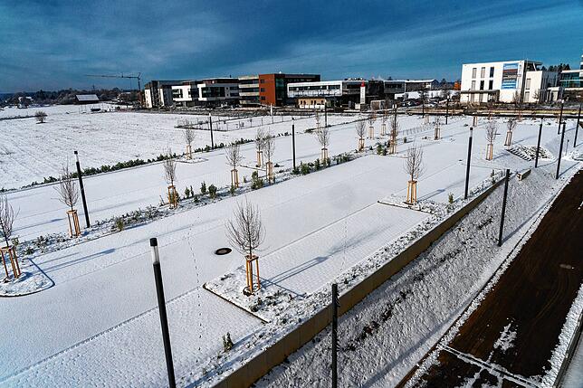 Ein Blick auf die neuen Stellplätze: Für die Kunden der IHK-Akademie stehen genügend reservierte Parkplätze neben dem neuen Gebäude zur ...
