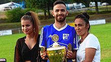 Griff nach dem Pokal: Schon 2017 und – hier – 2018 gewann Gökalp Uyar mit dem SV Blau-Weiß Murg den Hotzenwald-Cup in Schachen. Nun ...