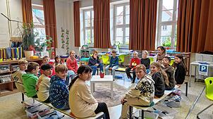 Die Dritt- und Viertklässler in Fützen erhalten im Kreis, dem Zentrum des Klassenraums, eine Einführung von Lehrerin Sarah Tritschler, ...