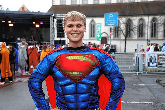 Eine starke Party braucht starke Gäste: Roman Neumann stellt sich in den Dienst für eine ausgelassene Fasnacht.