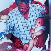 Der erste Staatspräsident von Osttimor, Xanana Gusmão, mit seinem Sohn, der die erste offizielle Geburtsurkunde des jungen Landes ...