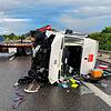 Bild des Schreckens: Ein Kleinlaster liegt nach einem Unfall am Nachmittag des 9.9.2024 zertrümmert auf der A81. Die Fahrerin hat sich ...