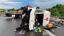 Bild des Schreckens: Ein Kleinlaster liegt nach einem Unfall am Nachmittag des 9.9.2024 zertrümmert auf der A81. Die Fahrerin hat sich ...