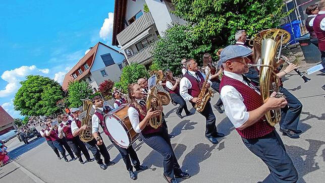 Bild 28: Festumzug am Gmeindshus Oberlauchringen – Höhepunkt des 4-tägigen Bezirksmusikfest