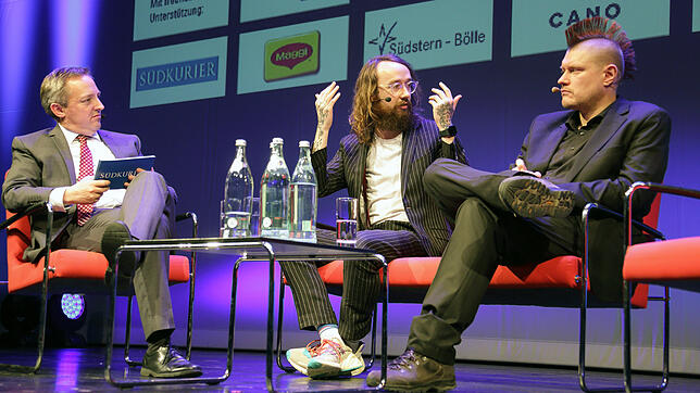 Felix Hummel (Mitte) und Sascha Lobo (rechts) im Gespräch mit Jörg-Peter Rau, Mitglied der SÜDKURIER-Chefredaktion, beim achten ...