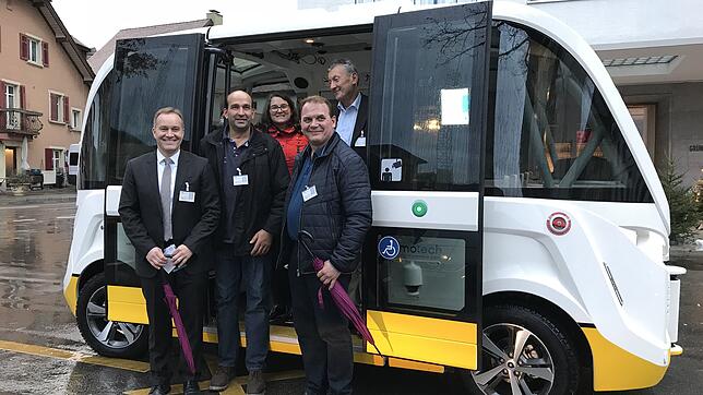 Bei einem Besuch in Neuhausen bei Schaffhausen, wo es schon selbstfahrende Busse gibt, haben sich Vertreter der Gemeinde ...