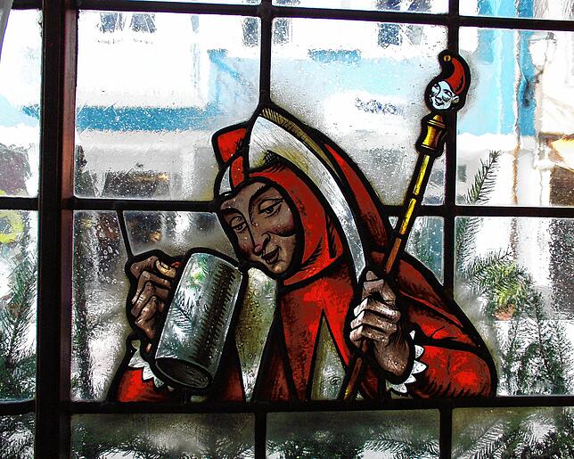 Die Kuony-Gaststätte und ihre besonderen Glasfenster vor dem Umbau. Die Fenster (zwei Reihen, je ca 6x1 Meter groß) lagern im Alten ...