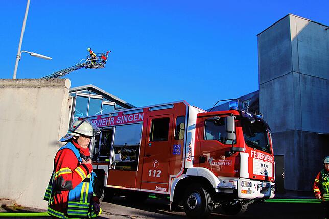 Bei der Übung kam auch die große Drehleiter der Singener Feuerwehr zum Einsatz.