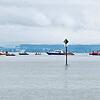 Mehrere Boote fahren vor Fischbach den Bodensee ab, um einen Vermissten zu finden.