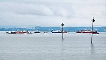Mehrere Boote fahren vor Fischbach den Bodensee ab, um einen Vermissten zu finden.