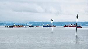 Mehrere Boote fahren vor Fischbach den Bodensee ab, um einen Vermissten zu finden.