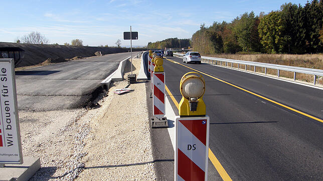 Der Ausbau der B 33 im Westen von Allensbach ist gut vorangekommen. Die nördlichen Spuren (rechts) werden seit dem Frühsommer befahren, ...