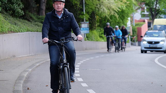 Oberbürgermeister Jan Zeitler auf Radtour durch Überlingen. Zusammen mit dem SÜDKURIER ist er auf Spurensuche an den Gefahrenstellen für ...