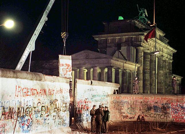 22. Dezember 1989: Am Brandenburger Tor beginnt die Demontage der Berliner Mauer. Mehr als 28 Jahre hatte sie die Stadt in Ost und West ...