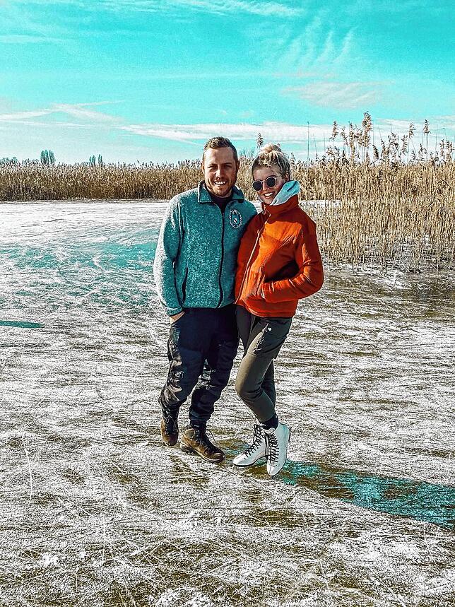 Antonia und Patrick beim Eislaufen auf dem Gnadensee.