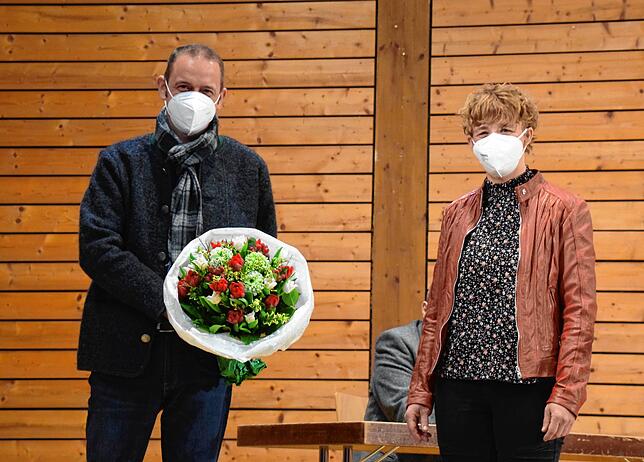 Stefan Keil erhält Blumen von Bürgermeisterstellvertreterin Antonie Schäuble.