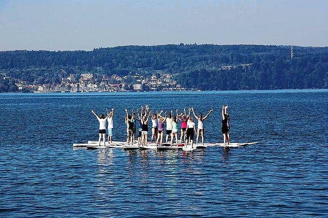 So sieht SUP-Yoga in der Gruppe aus. Die Bretter werden zusammengebunden, damit ein Stern entsteht.