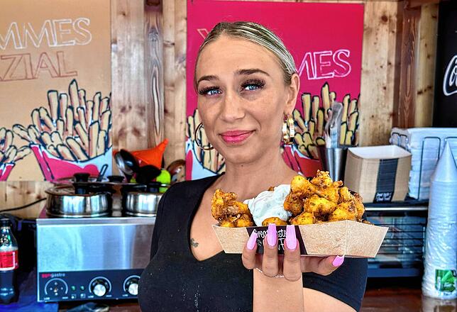 Safira kredenzt in der „Gourmethütte“ ausschließlich vegetarische Speisen, hier frittierten Blumenkohl.