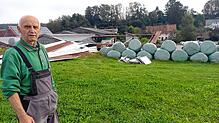 Landwirt Alfred Kaltenbach aus Kleinstadelhofen ist der Schreck über den Tornado, der über sein Anwesen fegte, immer noch anzumerken. ...