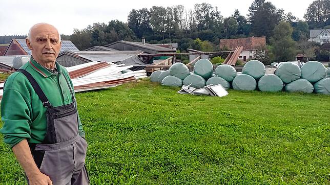 Landwirt Alfred Kaltenbach aus Kleinstadelhofen ist der Schreck über den Tornado, der über sein Anwesen fegte, immer noch anzumerken. ...