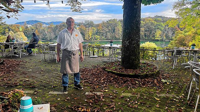 Markus Buenacosa-Gietl an der Landesgrenze, die durch den Biergarten seines Restaurants führt.