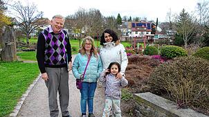 Kunstkurator Ingo Nitzsche, die 10-Jährige Melody Kniza und Mine Atalay mit Tochter Nora Kilic aus Izmir bei einem Rundgang durch den ...