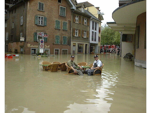 Bild 15: Als vor 20 Jahren der Rhein durch das Hotel Schiff floss: Spektakuläre Fotos vom Hochwasser in Rheinfelden