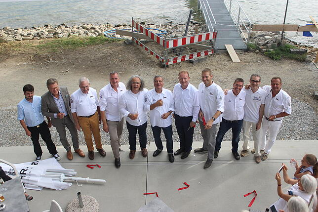 Bei der Eröffnung, von links: Bootsbauer Bela Waldecker, Architekt Klaus König, Vorstandsmitglieder Heinrich Besserer, Hartmut Hueber, ...