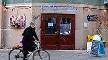 Café mal ganz anders: Im Wiener Café &bdquo;Vollpension&ldquo; treffen sich junge und alte Menschen.