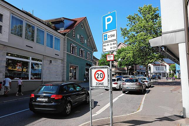 Der Stadtgraben, hier der untere Bereich an der B-33-Ortsdurchfahrt gehört zu den meistbefahrenen Innenstadtstraßen in Markdorf. Bislang ...