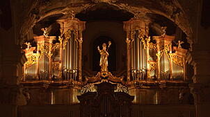 Die Orgel in der Klosterkirche in Beuron: Hier spielen am 28. Juli von 18 bis 23 Uhr nacheinander vier Benediktiner. Bild: Felix ...