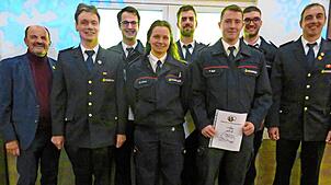 Beförderungen bei der Feuerwehr Neukirch (von links): Josef Herdner, Abteilungskommandant Markus Weis, die beförderten Feuerwehrkräfte ...
