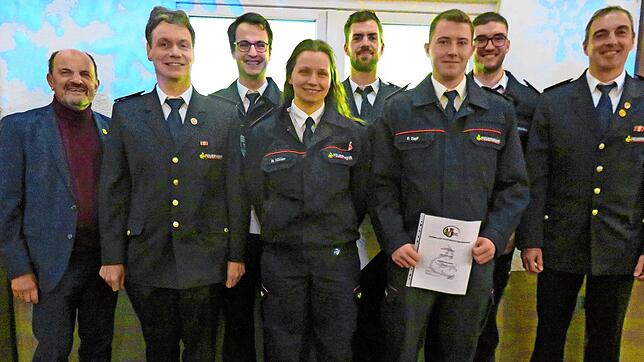 Beförderungen bei der Feuerwehr Neukirch (von links): Josef Herdner, Abteilungskommandant Markus Weis, die beförderten Feuerwehrkräfte ...