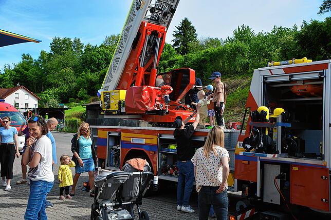 Die Kinder konnten die Feuerwehrfahrzeuge, wie hier die große Drehleiter, erklettern und spielerisch entdecken.